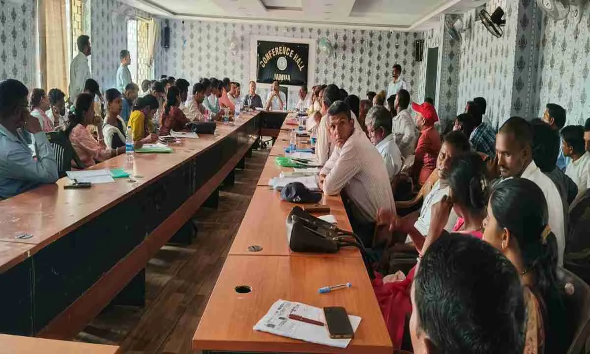 Giridih News: विकास की समीक्षा, निदेशक डीआरडीए रंथू महतों ने परखी अबुआ और पीएम आवास की प्रगति