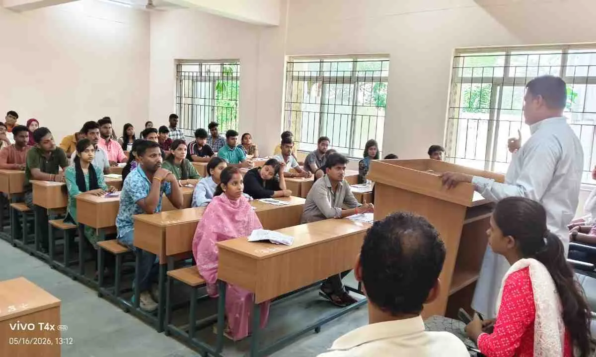 Sahebganj News: मॉडल कॉलेज में पर्यावरण संरक्षण एवं डेंगू जागरूकता कार्यक्रम आयोजित  