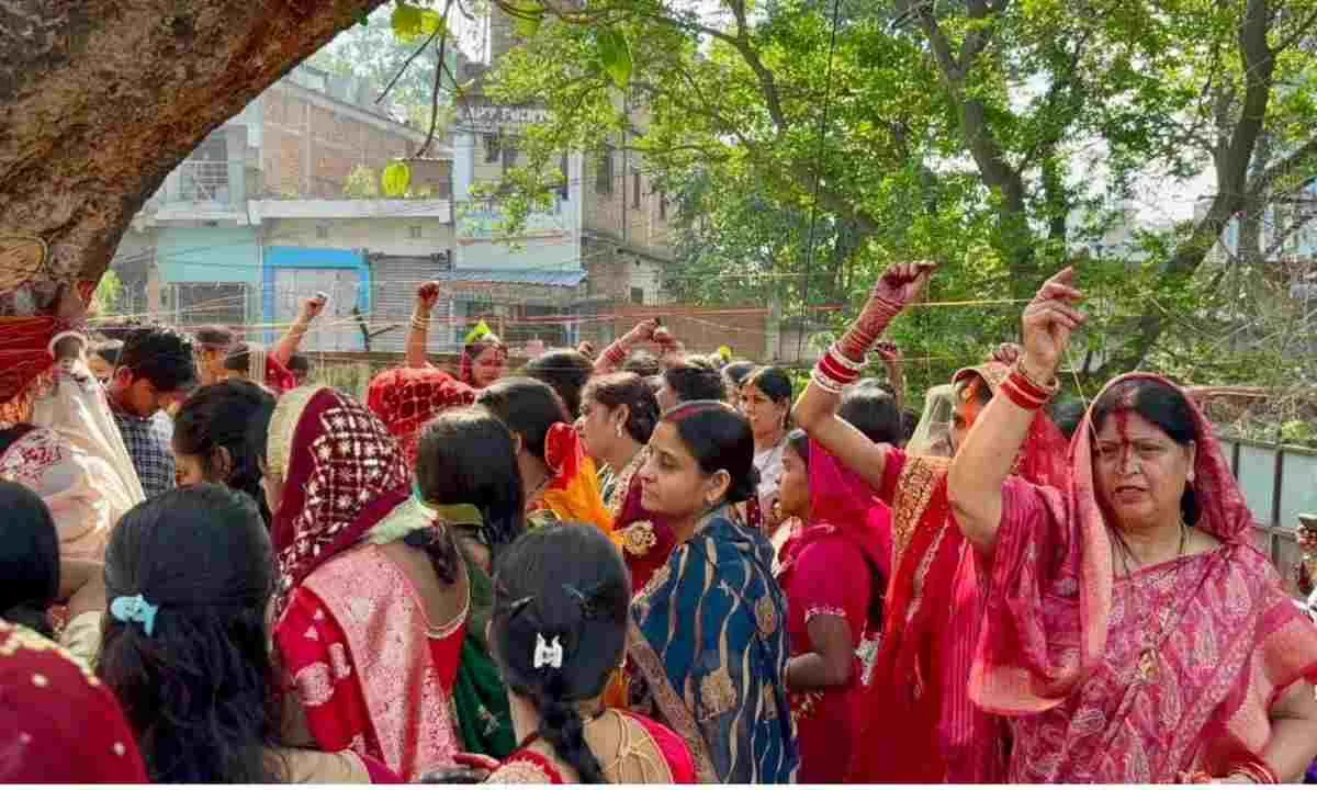 koderma News: विधायक डॉ नीरा समेत हजारों महिलाओं ने वट सावित्री की पूजा की