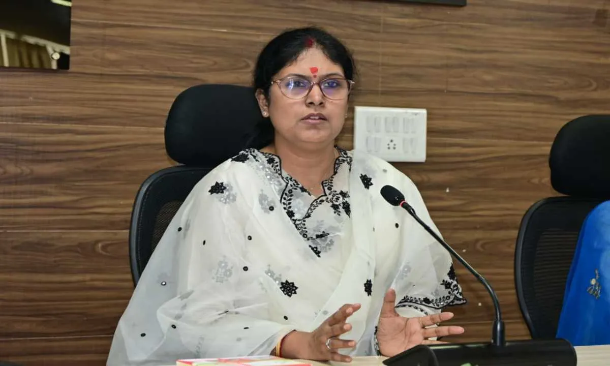 Giridih News: पीएम आवास योजना के सामाजिक अंकेक्षण को लेकर जिला प्रशासन रेस, डीडीसी ने दिए निर्देश