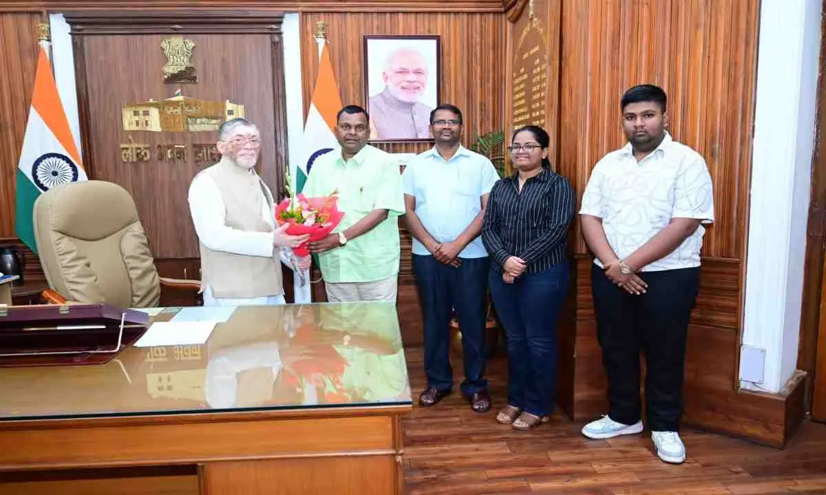 Bokaro News: डिग्री कॉलेज में बंद विषयों को दोबारा शुरू कराने की मांग, राज्यपाल से मिले पूर्व विधायक लंबोदर महतो