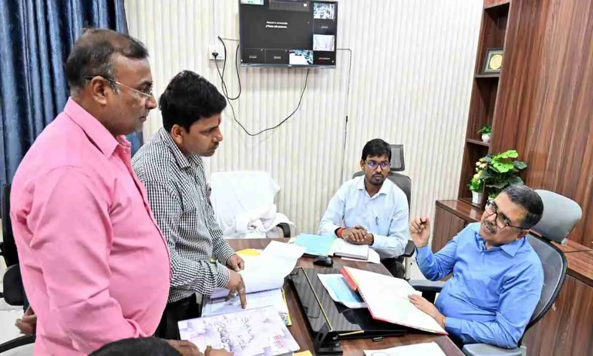 Bokaro News: डीसी अजय नाथ झा का औचक निरीक्षण, नगर परिषद के तीन कर्मियों का वेतन रोका