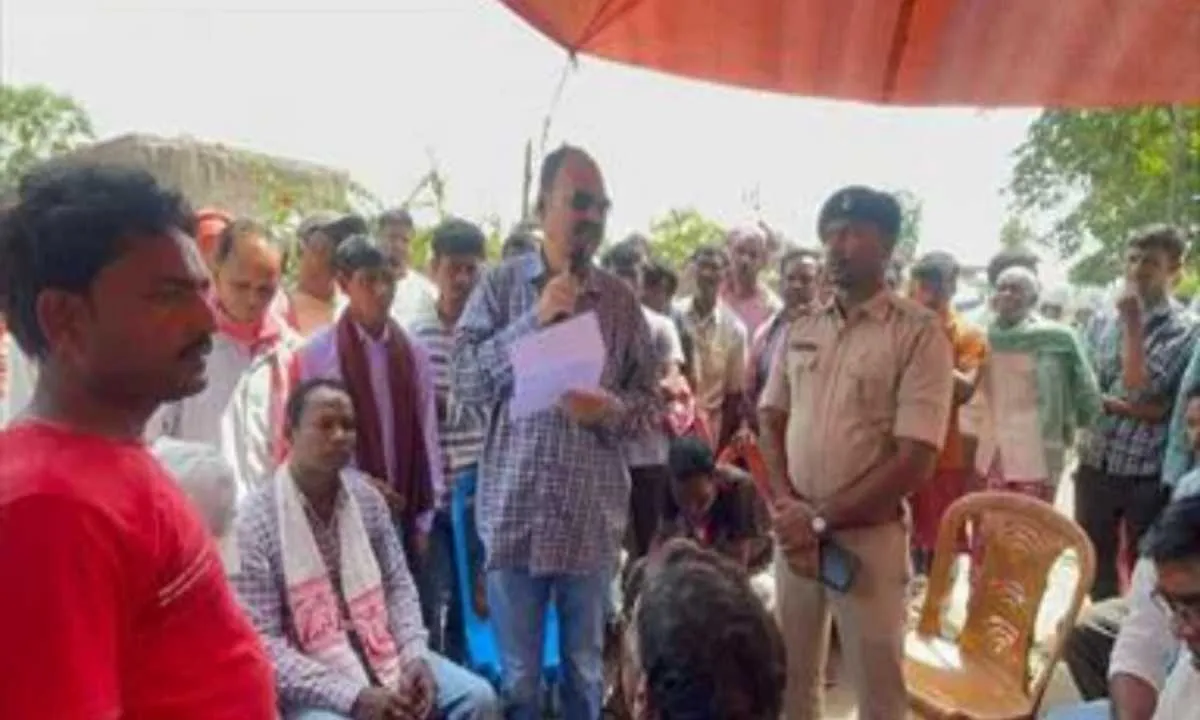 Pakur News: ग्रामीणों द्वारा सड़क निर्माण की मांग को लेकर ग्रामीणों ने किया चक्का जाम 