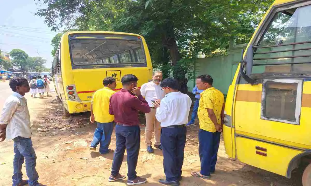 Dumka News: स्कूल बसों और वैन की औचक जांच, परिवहन विभाग की कार्रवाई से चालकों में हड़कंप
