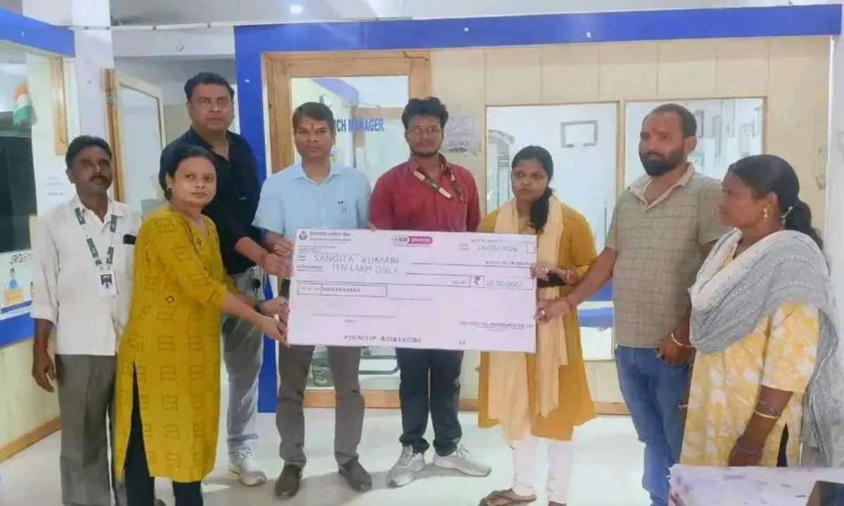 Dumka News: झारखंड ग्रामीण बैंक महारो शाखा द्वारा बीमा योजना के तहत लाभुकों को सहायता राशि प्रदान