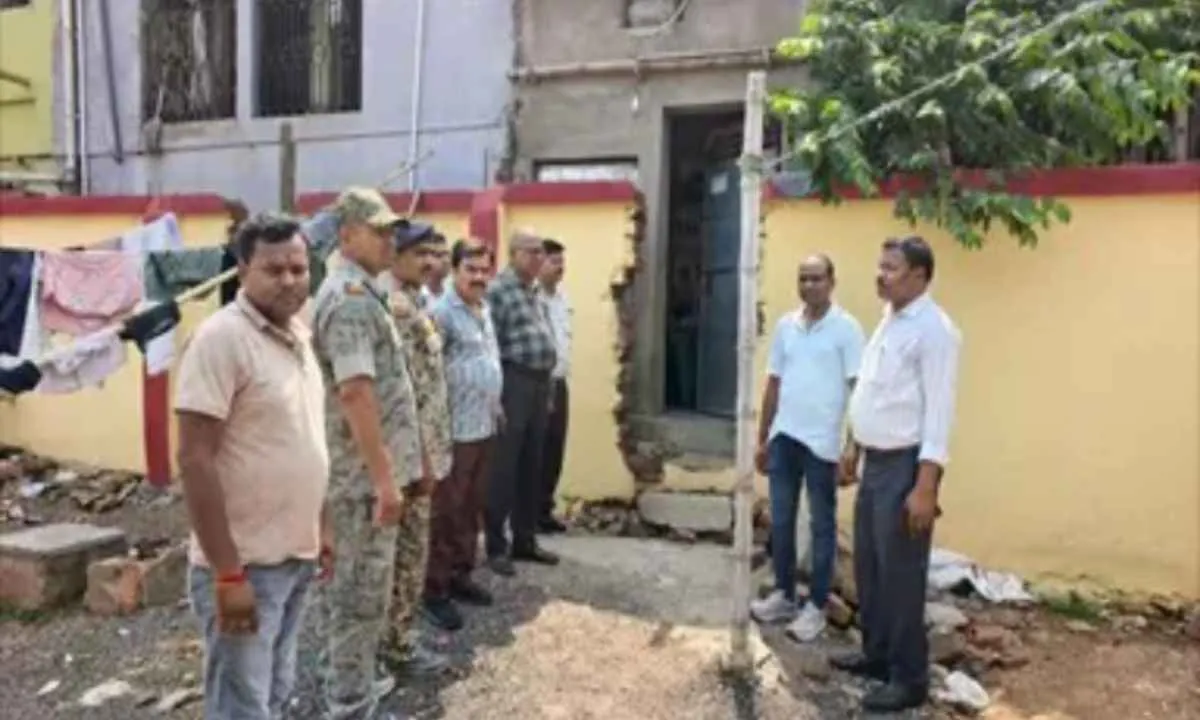 Pakur News: डीसी के आदेश पर एक्शन में प्रशासन, कार्यपालक अभियंता और बीडीओ-सीओ ने जांचा चहारदीवारी निर्माण