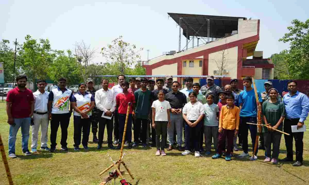 Hazaribagh News: कर्जन मैदान पहुंचे डीसी हेमन्त सती, खिलाड़ियों की सुविधा के लिए दिए बड़े निर्देश