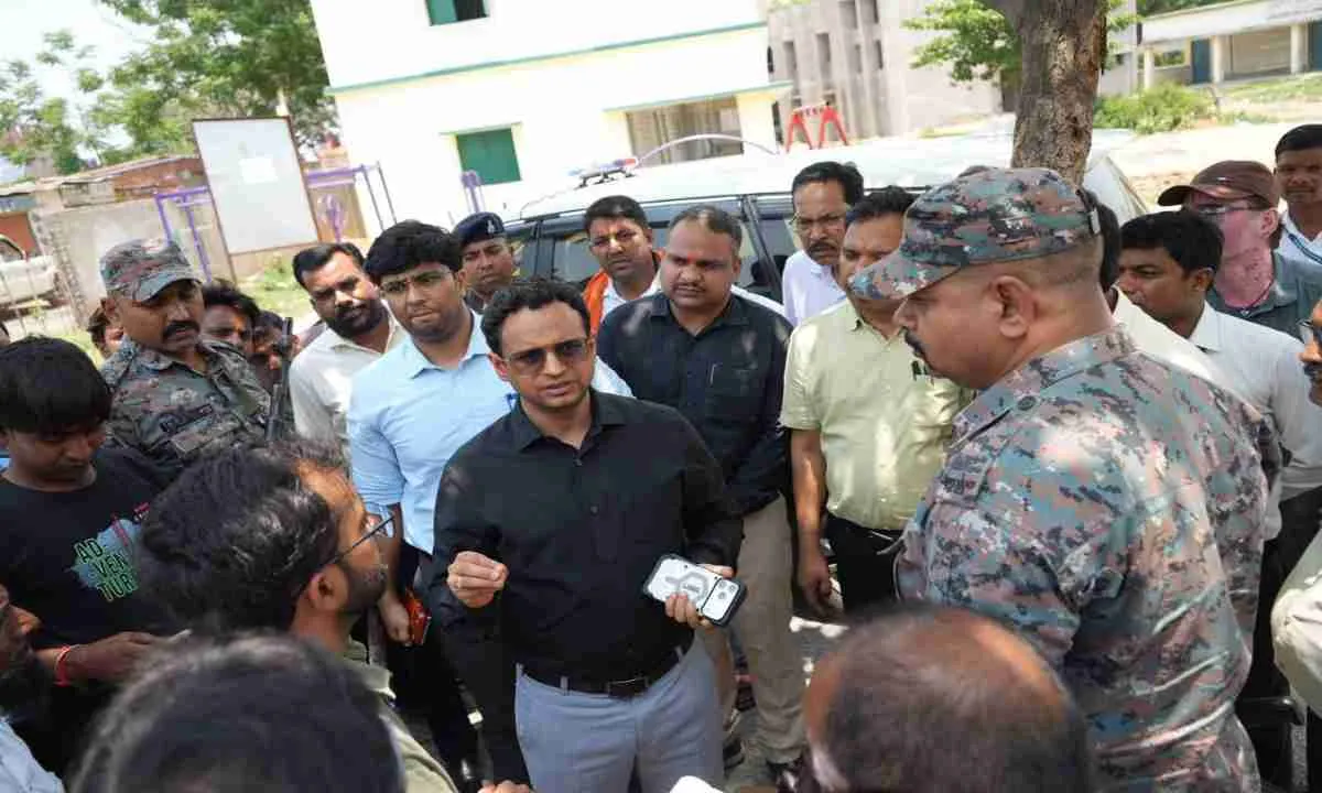 Hazaribagh News: उपायुक्त हेमन्त सती का बरकट्ठा दौरा, स्वास्थ्य सेवाओं और पर्यटन स्थलों का लिया जायजा