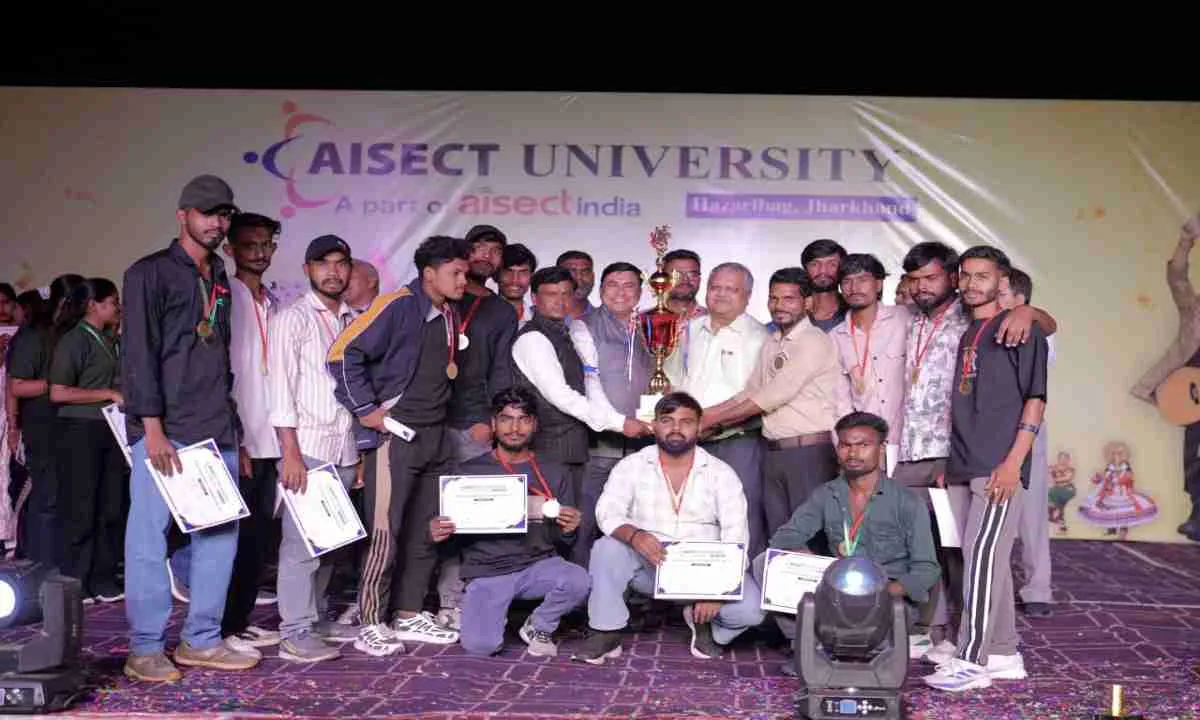 Hazaribagh News: आईसेक्ट विश्वविद्यालय में सांस्कृतिक महोत्सव 'कस्तूरी-2026' का भव्य आगाज, स्थापना दिवस पर थिरके छात्र