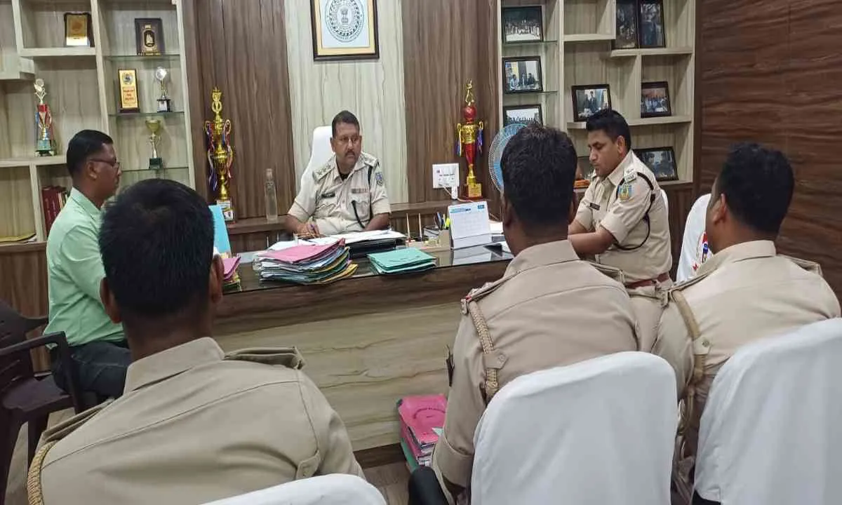 Bokaro News: एसडीपीओ वशिष्ठ नारायण सिंह की बड़ी बैठक, लंबित नक्सल कांडों की समीक्षा कर दिए कड़े निर्देश
