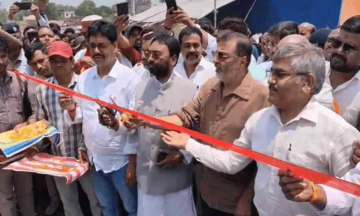 Deoghar News: सांसद निशिकांत दुबे ने किया नवाडीह नवनिर्मित रेलवे ओवरब्रिज का उद्घाटन