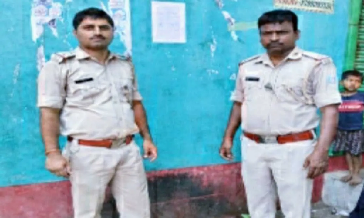 Sahebganj News: पॉक्सो एक्ट के फरार आरोपी समरुद्दीन शेख के घर चिपकाया इश्तिहार, सरेंडर नहीं किया तो होगी कुर्की-जब्ती