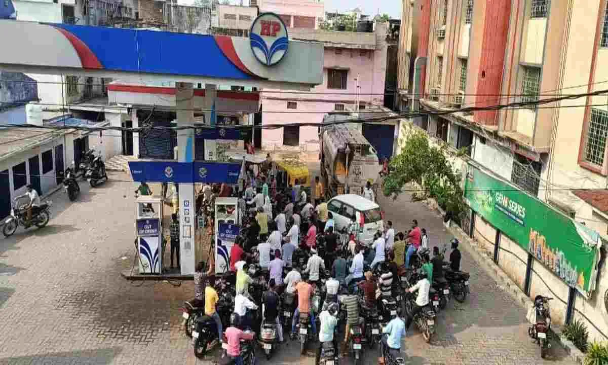 Palamu News: पेट्रोल के लिए मची त्राहि-त्राहि, ईंधन खत्म होने की अफवाह के बाद पंपों पर उमड़ी भारी भीड़