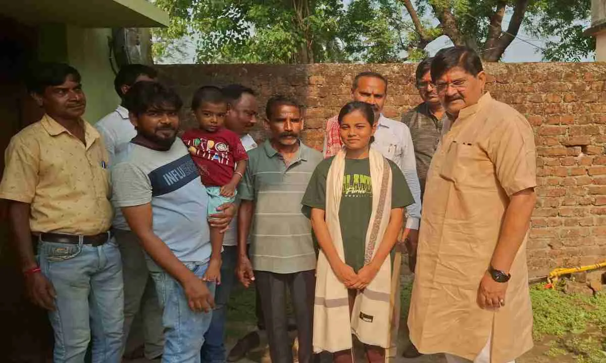 Dhanbad News: विज्ञान संकाय की जिला टॉपर पूनम कुमारी को विधायक राज सिन्हा ने किया सम्मानित