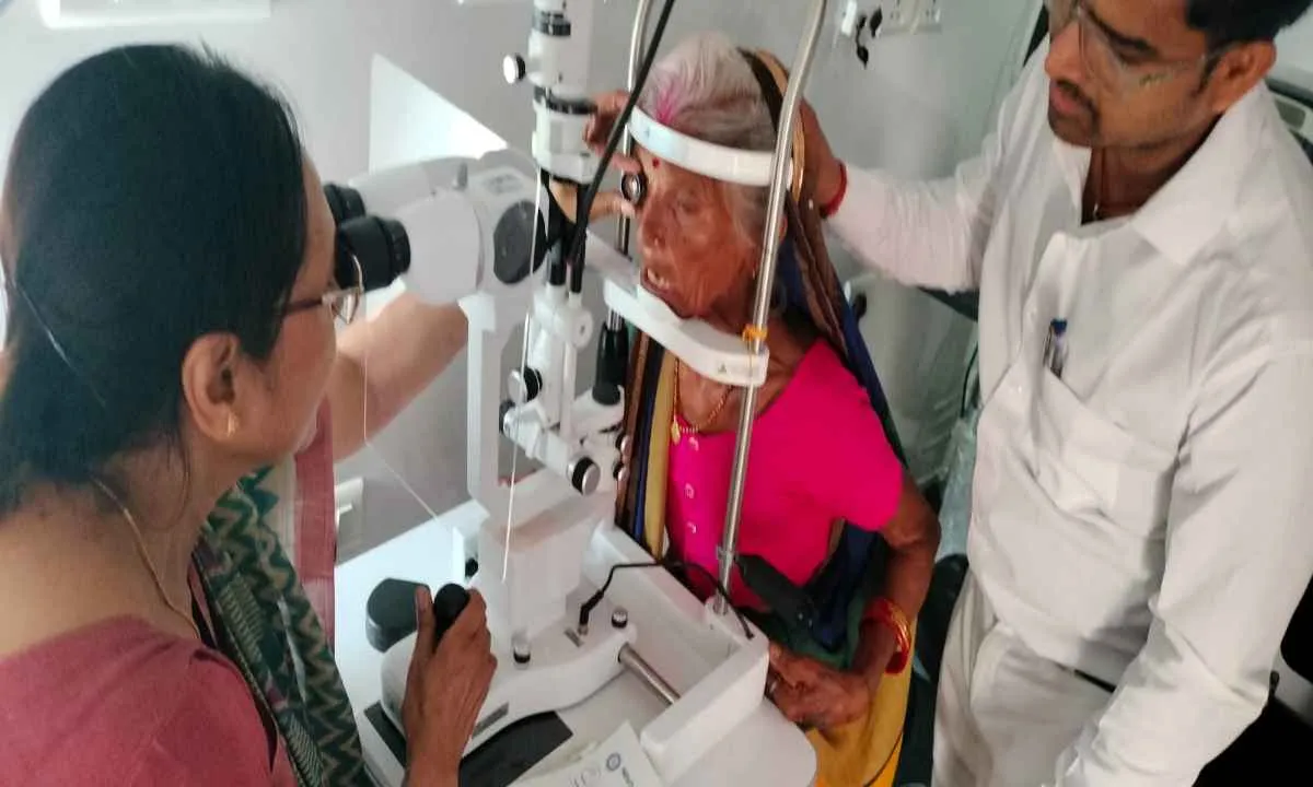 Koderma News: रोटरी क्लब की बड़ी मानवीय पहल, करमा पंचायत में 71 लोगों की हुई मुफ्त आंख जांच