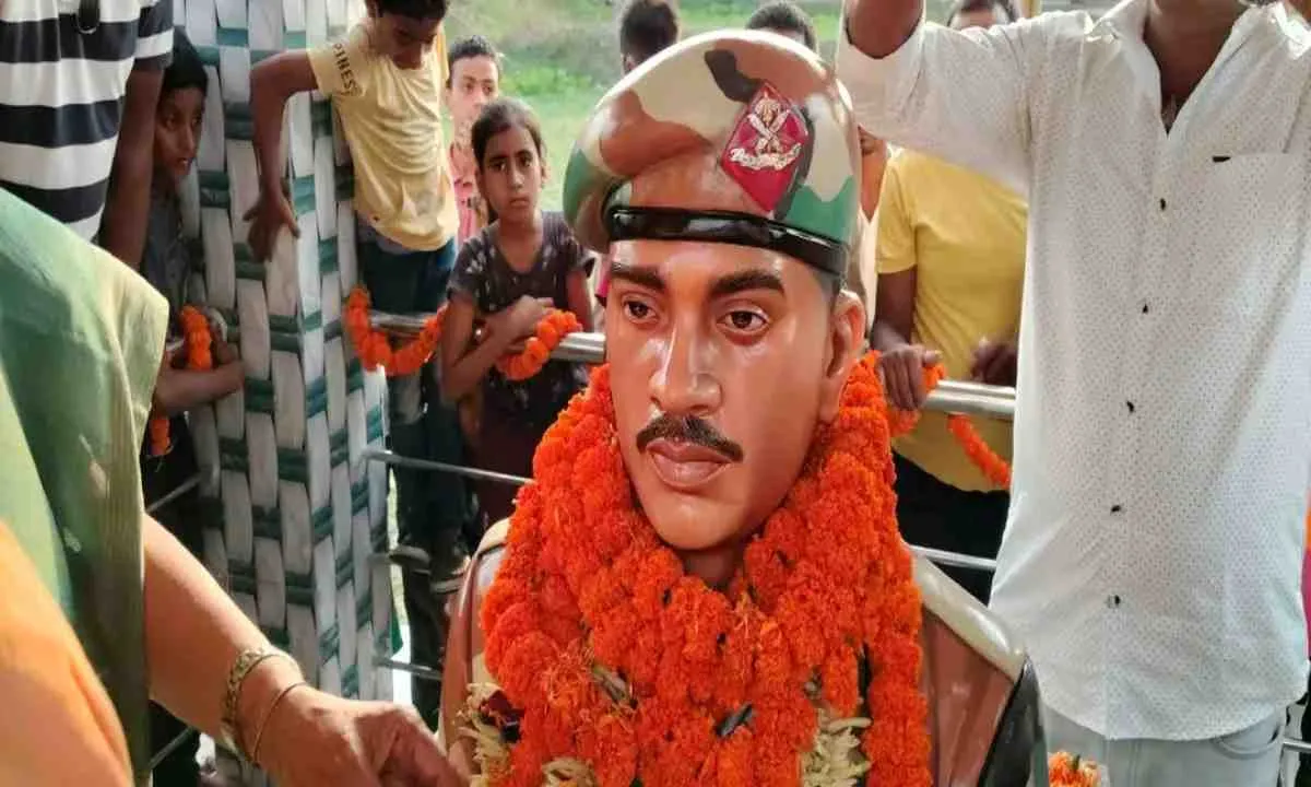 Deoghar News: शहीद नीरज चौधरी की प्रतिमा का हुआ भव्य अनावरण, गांव में उमड़ा जनसैलाब