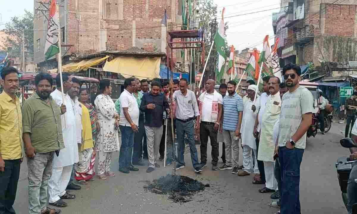 Dumka News: महंगाई पर कांग्रेस का हल्ला बोल, पेट्रोल-डीजल की बढ़ती कीमतों के खिलाफ पीएम मोदी का पुतला दहन