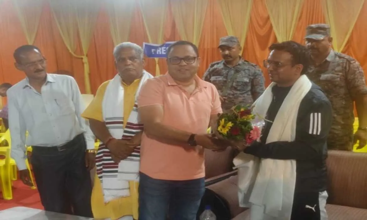 Hazaribagh News: क्रिकेट का रोमांच, ओमेगा कप T-10 नाइट टूर्नामेंट में मैदान पर उतरे उपायुक्त हेमंत सती