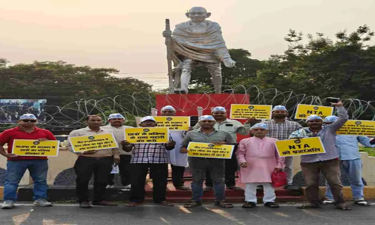 Bokaro News: नीट पेपर लीक पर फूटा गुस्सा: आम आदमी पार्टी ने गांधी चौक पर केंद्र सरकार के खिलाफ किया जोरदार प्रदर्शन