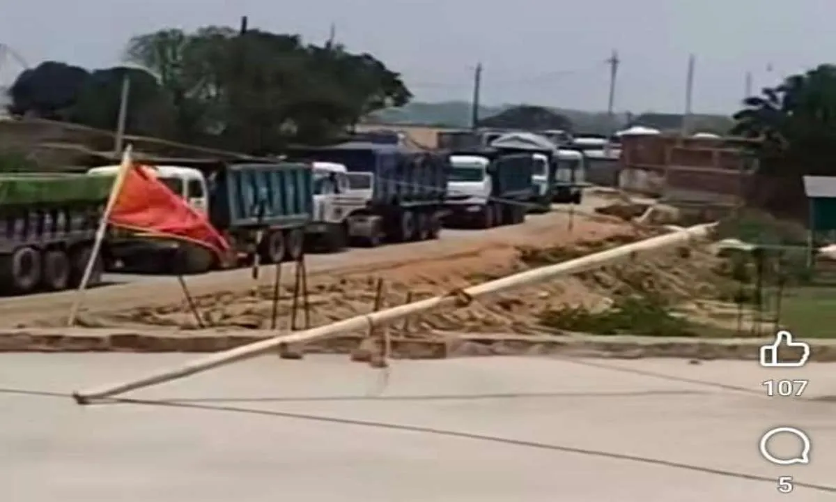 Bokaro News: भड़का ग्रामीणों का गुस्सा, कोलकाता-वाराणसी एक्सप्रेसवे निर्माण के कारण उड़ रही धूल पर चक्का जाम