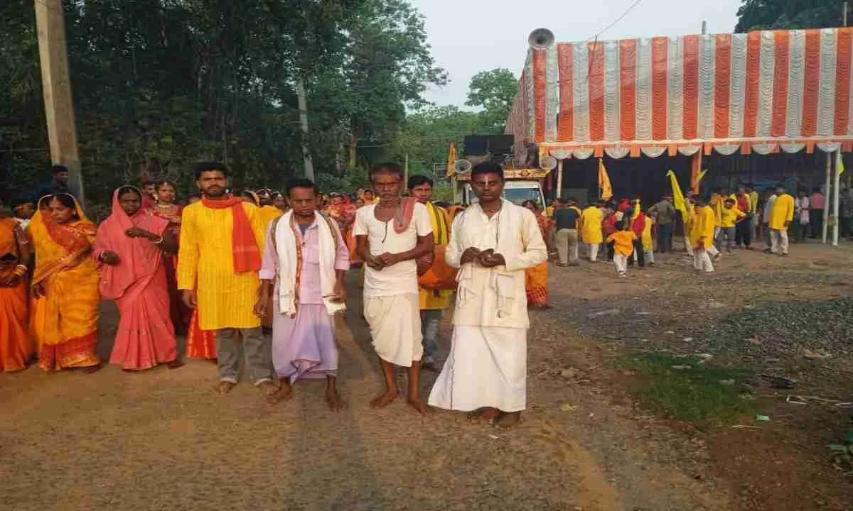 Dumka News: कुश्चिरा में गूंजे हरिनाम के जयकारे, कलश यात्रा और अधिवास के साथ दो दिवसीय संकीर्तन शुरू