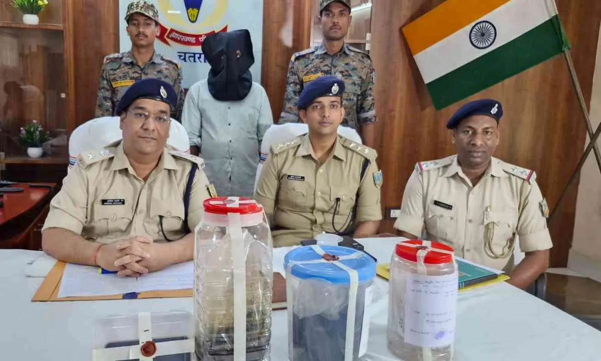 Hazaribagh News: पुलिस की बड़ी कार्रवाई, करीब 4 किलो अफीम के साथ तस्कर गिरफ्तार
