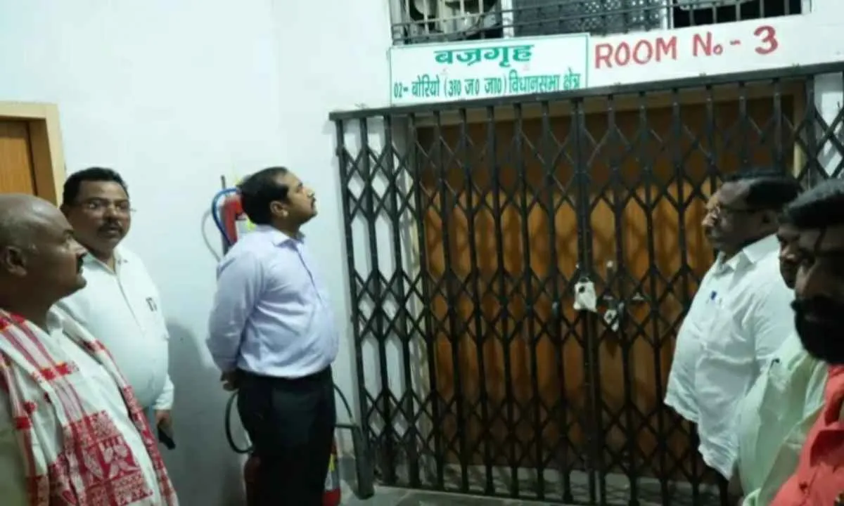 Sahebagnj News: आगामी पंचायत चुनाव को लेकर उपायुक्त दीपक कुमार दुबे ने किया EVM वेयरहाउस का निरीक्षण
