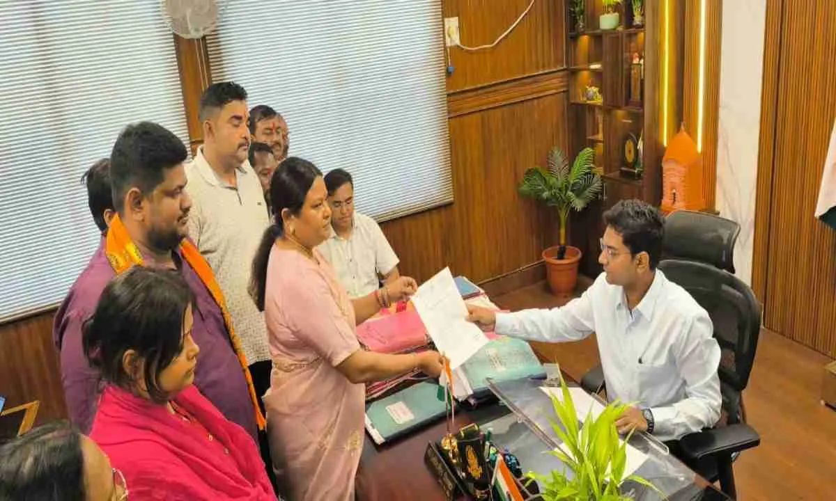 बिजली-पानी संकट पर भाजपा का हल्ला बोल: सीता सोरेन ने उपायुक्त को सौंपा ज्ञापन, दी आंदोलन की चेतावनी
