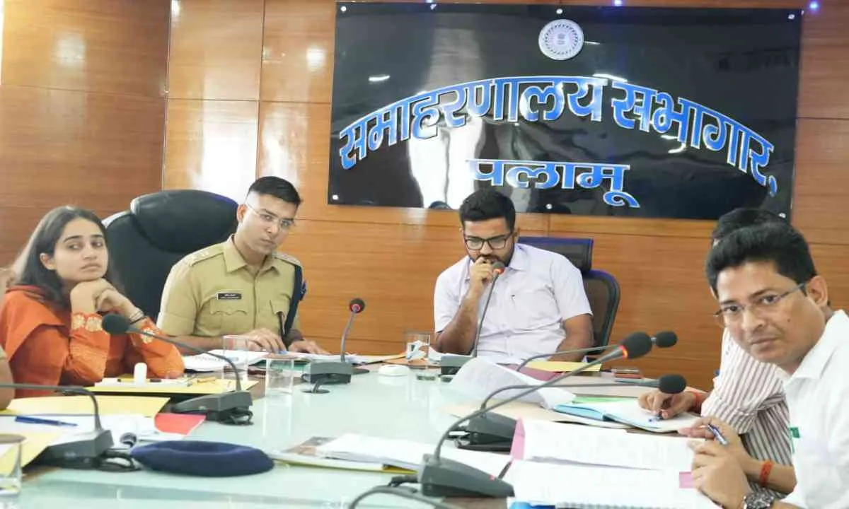 Palamu News: सड़क सुरक्षा को लेकर सख्त हुए उपायुक्त, नियम तोड़ने वालों पर होगी कड़ी कार्रवाई 