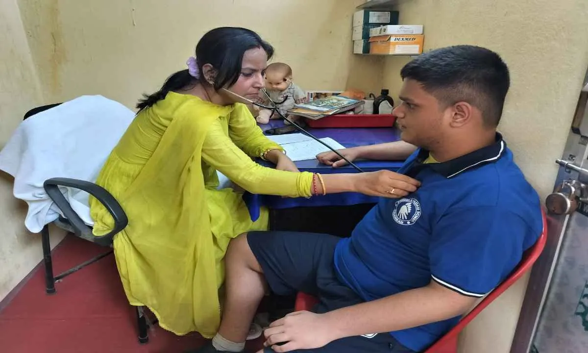 Dhanbad News: पहला कदम स्कूल में दिव्यांग बच्चों के लिए ग्रीष्मकालीन स्वास्थ्य जांच शिविर