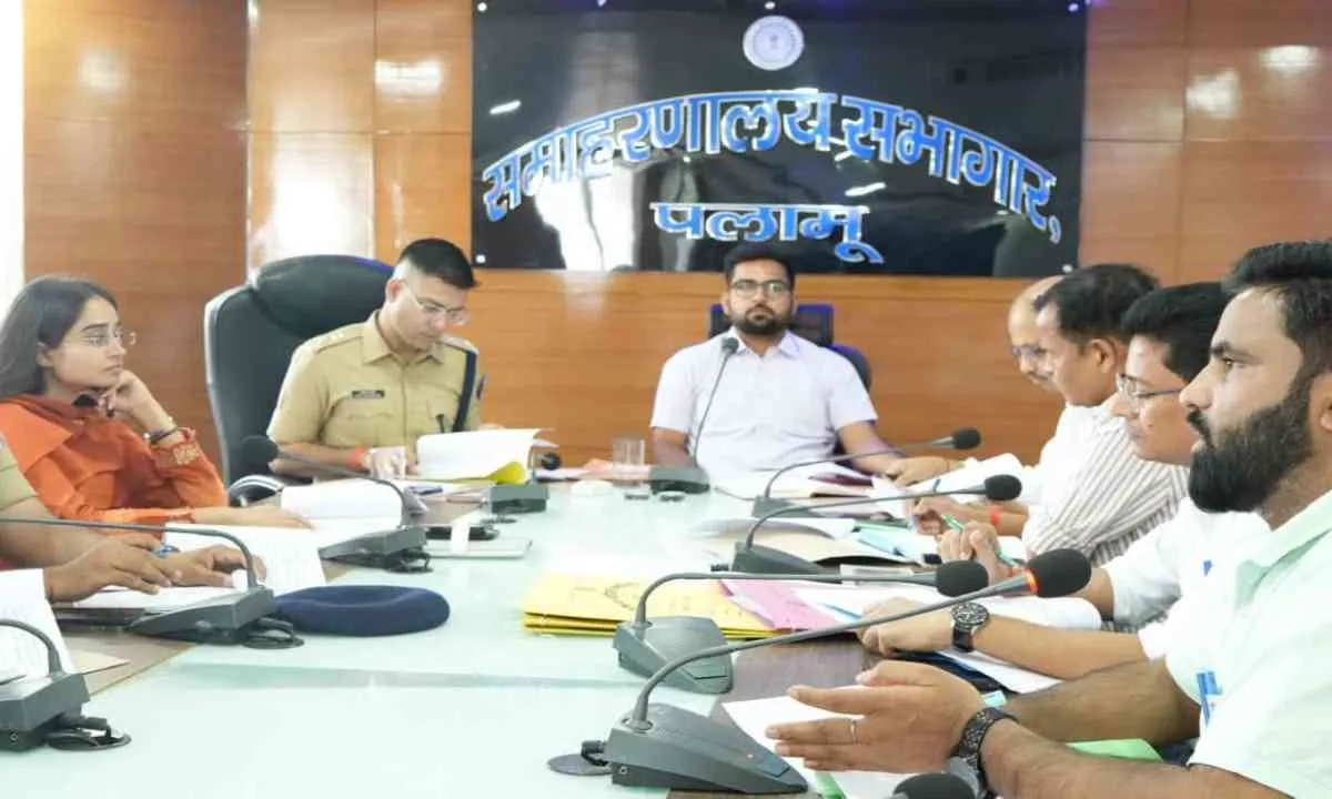 Palamu News: जिला खनन टास्क फोर्स की बड़ी बैठक, उपायुक्त दिलीप प्रताप सिंह शेखावत के कड़े तेवर, कार्रवाई के निर्देश