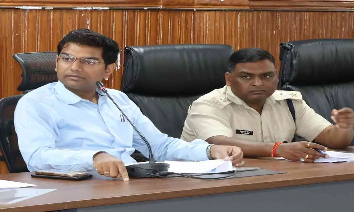 Dumka News: उपायुक्त अभिजीत सिन्हा के कड़े तेवर: अवैध खनन और खनिज परिवहन पर सख्त कार्रवाई का निर्देश