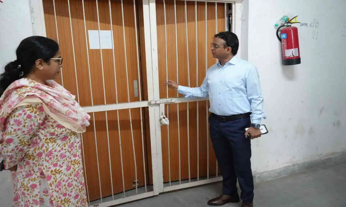 Hazaribagh News: जिला निर्वाचन पदाधिकारी सह उपायुक्त ने ईवीएम वेयरहाउस का किया निरीक्षण