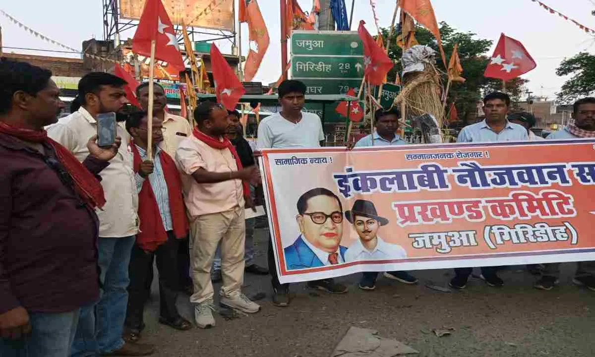 Giridih News: नीट पेपर लीक और महंगाई के खिलाफ इंकलाबी नौजवान सभा ने फूंका पुतला