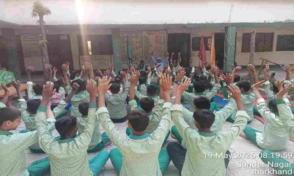 Koderma News: आदर्श मध्य विद्यालय में समर कैंप की धूम, बच्चों ने योग, बोरा दौड़ और पेंटिंग में दिखाया दम