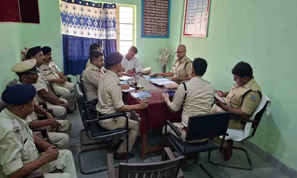 Hazaribagh News: एसपी ने किया गोरहर थाना का औचक निरीक्षण: सुरक्षा व्यवस्था और पंजियों की गहन जांच