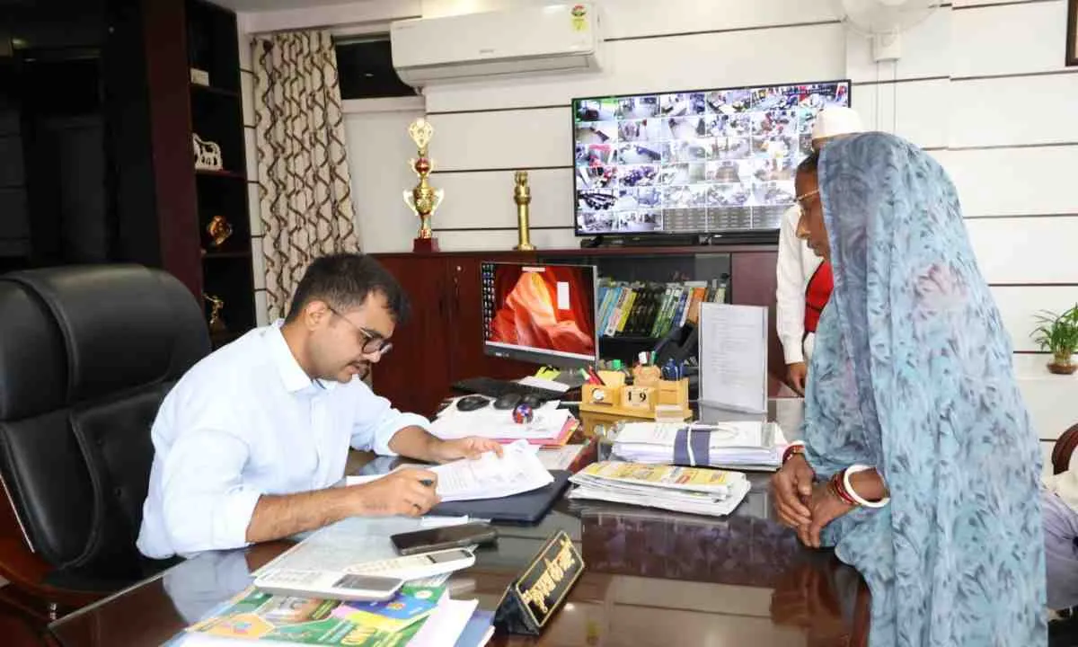 Koderma News: समाहरणालय में उपायुक्त का जनता दरबार, उत्कर्ष गुप्ता ने सुनीं आम जनता की समस्याएं