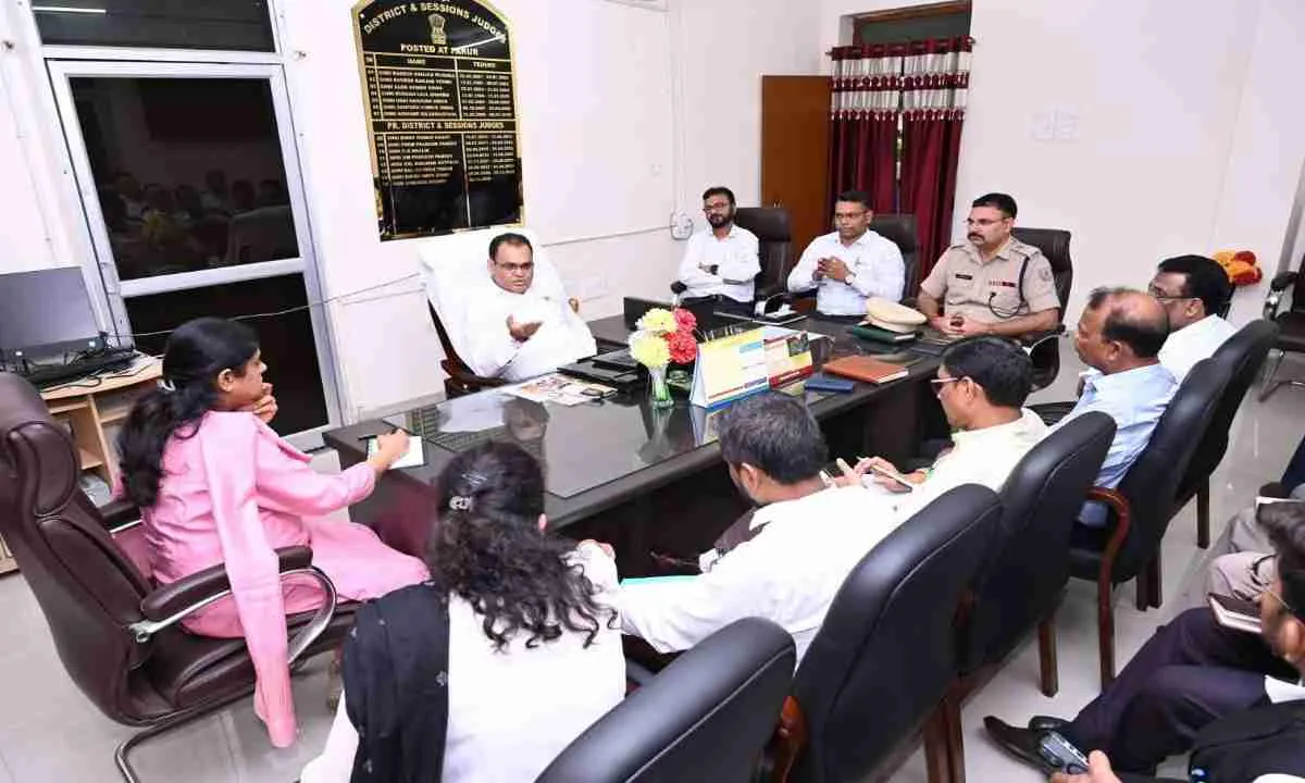 Pakur News: न्यायिक और प्रशासनिक अधिकारियों की बैठक, न्यायमूर्ति संजय प्रसाद के दौरे को लेकर सुरक्षा और स्वागत प्लान तैयार