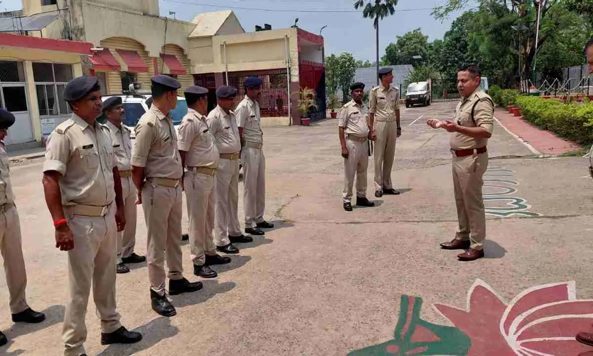 Dhanbad News: सुरक्षा व्यवस्था का डीएसपी ने लिया जायजा, जवानों को दिए सख्त निर्देश