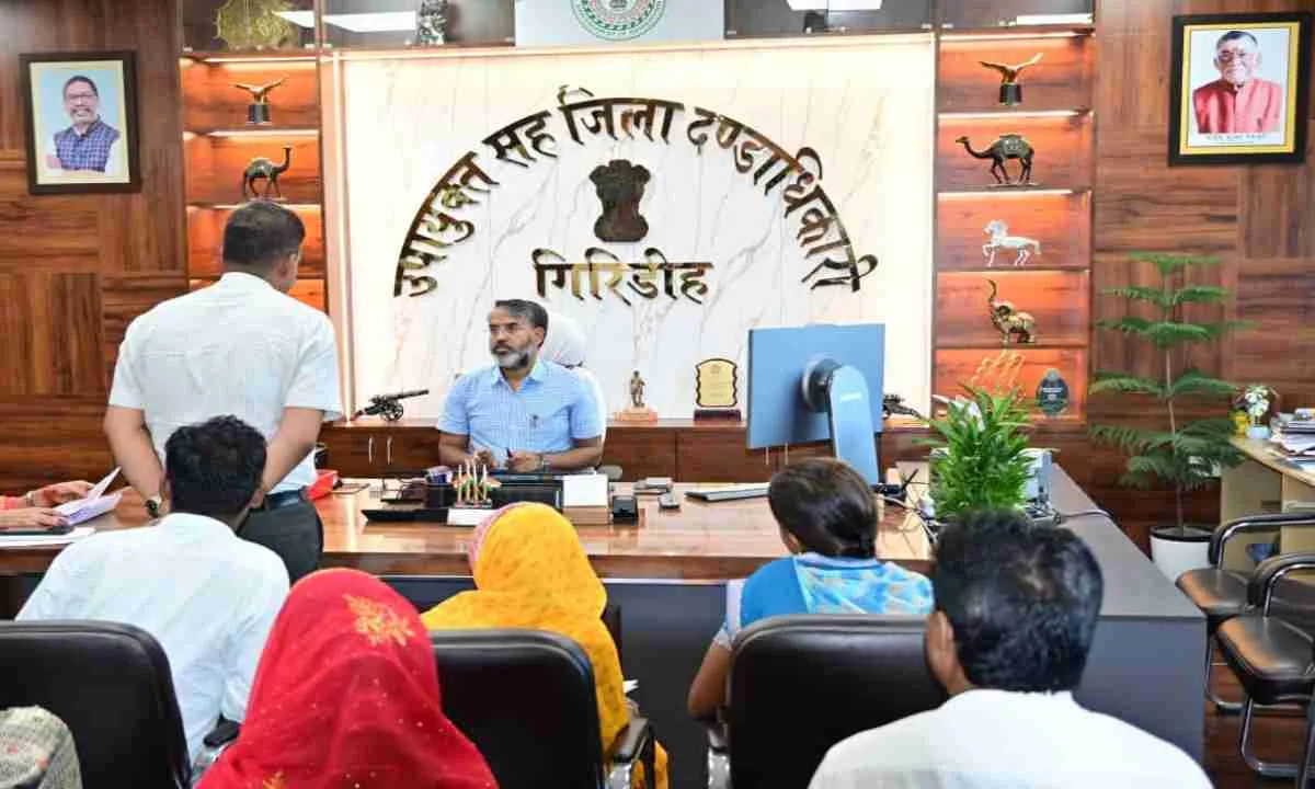 Giridih News: उपायुक्त रामनिवास यादव का जनता दरबार: सुशासन और जनहित को प्राथमिकता, सुनीं आम जनता की समस्याएं