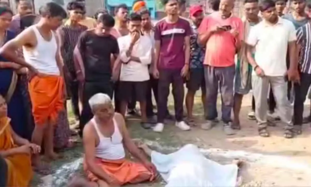 Dhanbad News: चीरागोड़ा श्मशान रोड के मैदान में मिला मोबाइल दुकानदार का शव, इलाके में तनाव