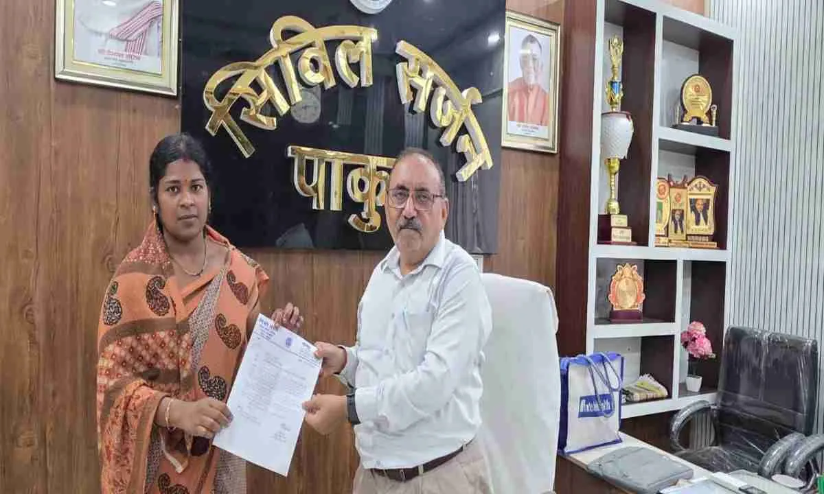Pakur News: गंधाईपुर में उप स्वास्थ्य केंद्र की मांग तेज: जिला परिषद सदस्य पिंकी मंडल ने उपायुक्त को सौंपा ज्ञापन