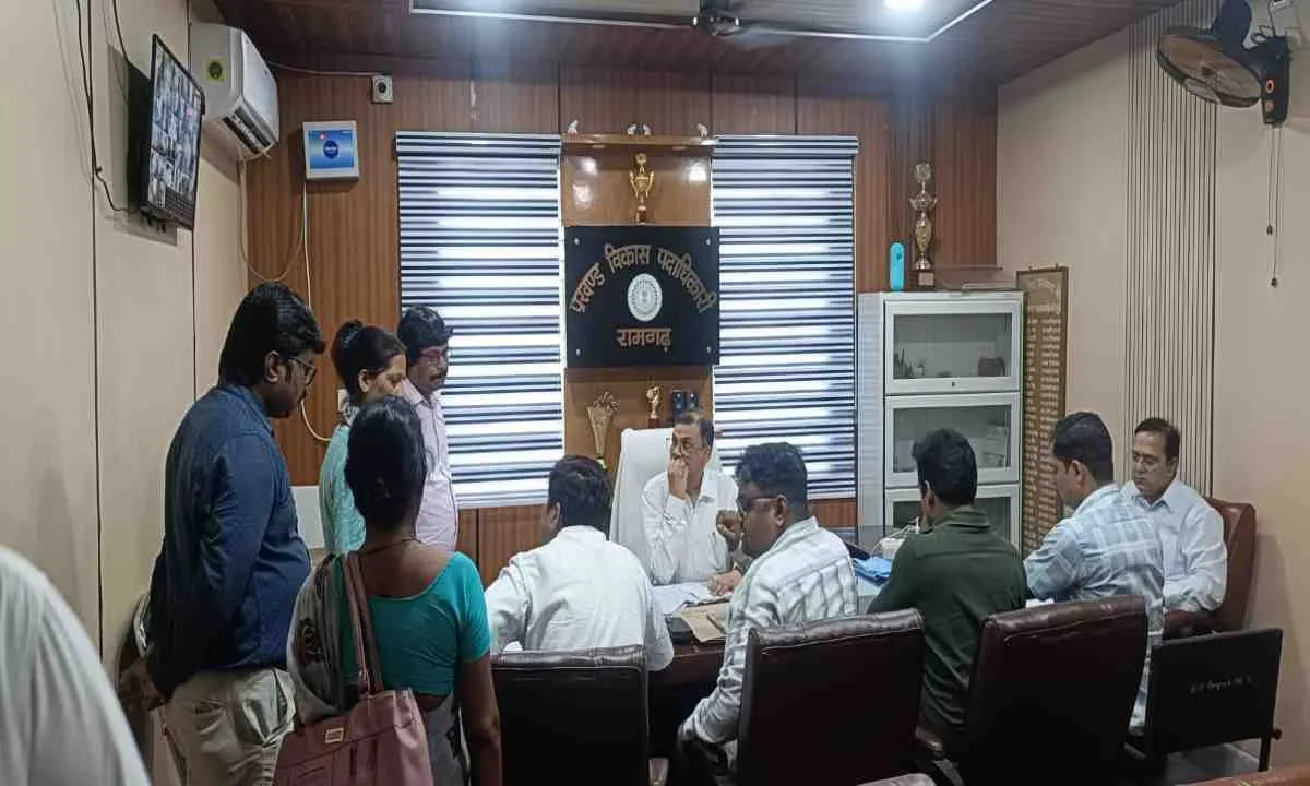 Dumka News: प्रमंडलीय आयुक्त का औचक निरीक्षण, संथाल परगना कमिश्नर संजय कुमार ने जांचीं फाइलें