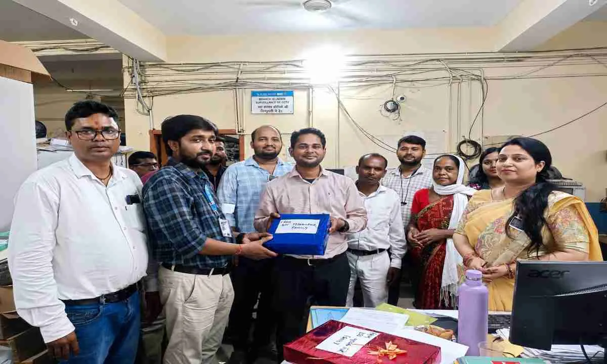 Ramgarh News: बैंक ऑफ इंडिया में विदाई समारोह, शाखा प्रबंधक जयप्रकाश साहू और प्रदीप गुप्ता को दी गई भावपूर्ण विदाई