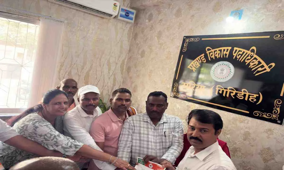Giridih News: अनुमंडल कार्यालय पर भाजपा का हल्ला बोल, किसानों के मुआवजे और बिजली-पानी को लेकर एकदिवसीय धरना