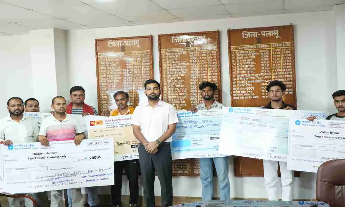 Palamu News: डीसी ने 8 गुड सेमेरिटीन को सौंपा चेक, विभिन्न सड़क हादसों में बचायी थी राहगीरों की जान 