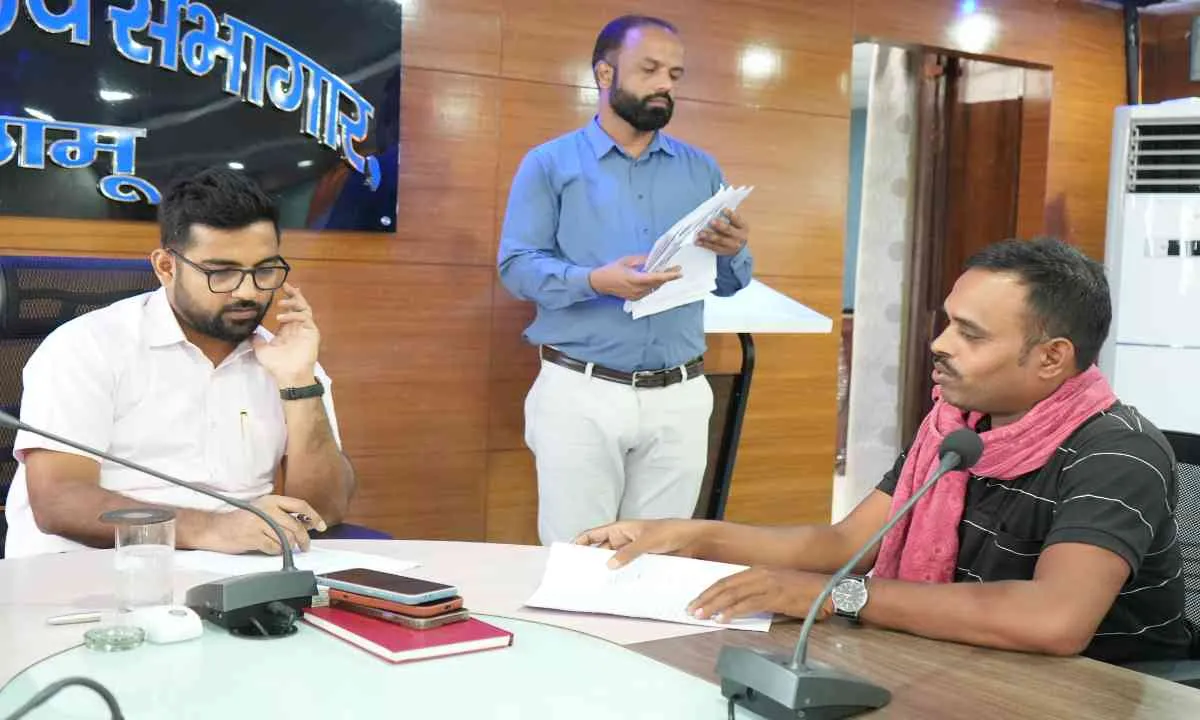Palamu News: समाहरणालय में जन समाधान दिवस, उपायुक्त दिलीप सिंह शेखावत ने सुनीं शिकायतें, दिए कड़े निर्देश