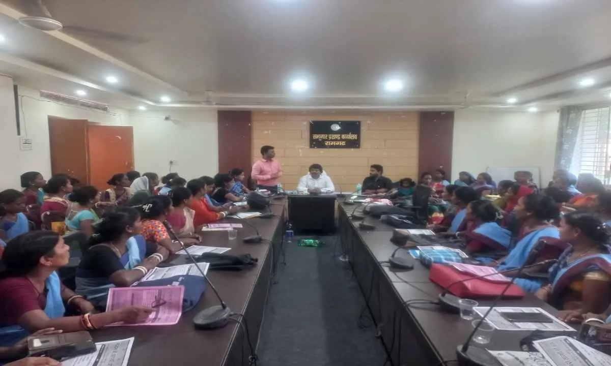 Dumka News: प्रखंड कार्यालय में जलसहियाओं की महा बैठक, बीडीओ कमलेंद्र सिन्हा ने बांटे जल गुणवत्ता जांच किट