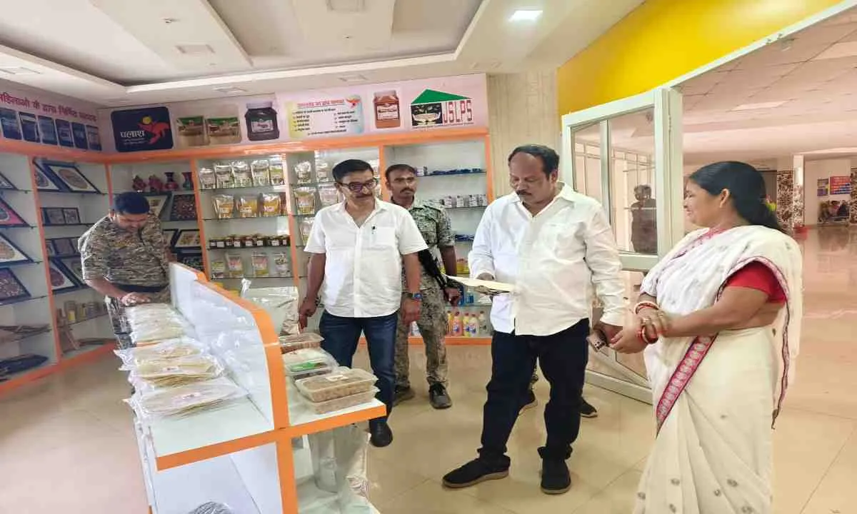 Hazaribagh News: विधायक प्रदीप प्रसाद पहुंचे पलाश मार्ट, स्वदेशी उत्पाद खरीदकर दिया ‘वोकल फॉर लोकल’ का संदेश