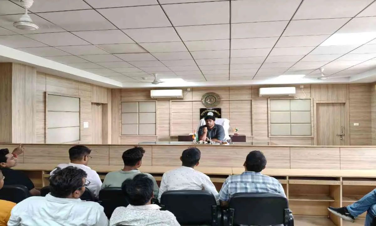 Hazaribagh News: सदर अस्पताल में 14 जून को लगेगा मेगा रक्तदान शिविर, तैयारियो को लेकर एसडीओ आदित्य पांडेय ने की बैठक